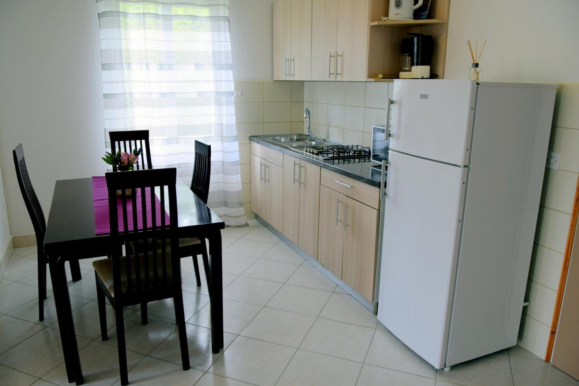 Bond Apartment *